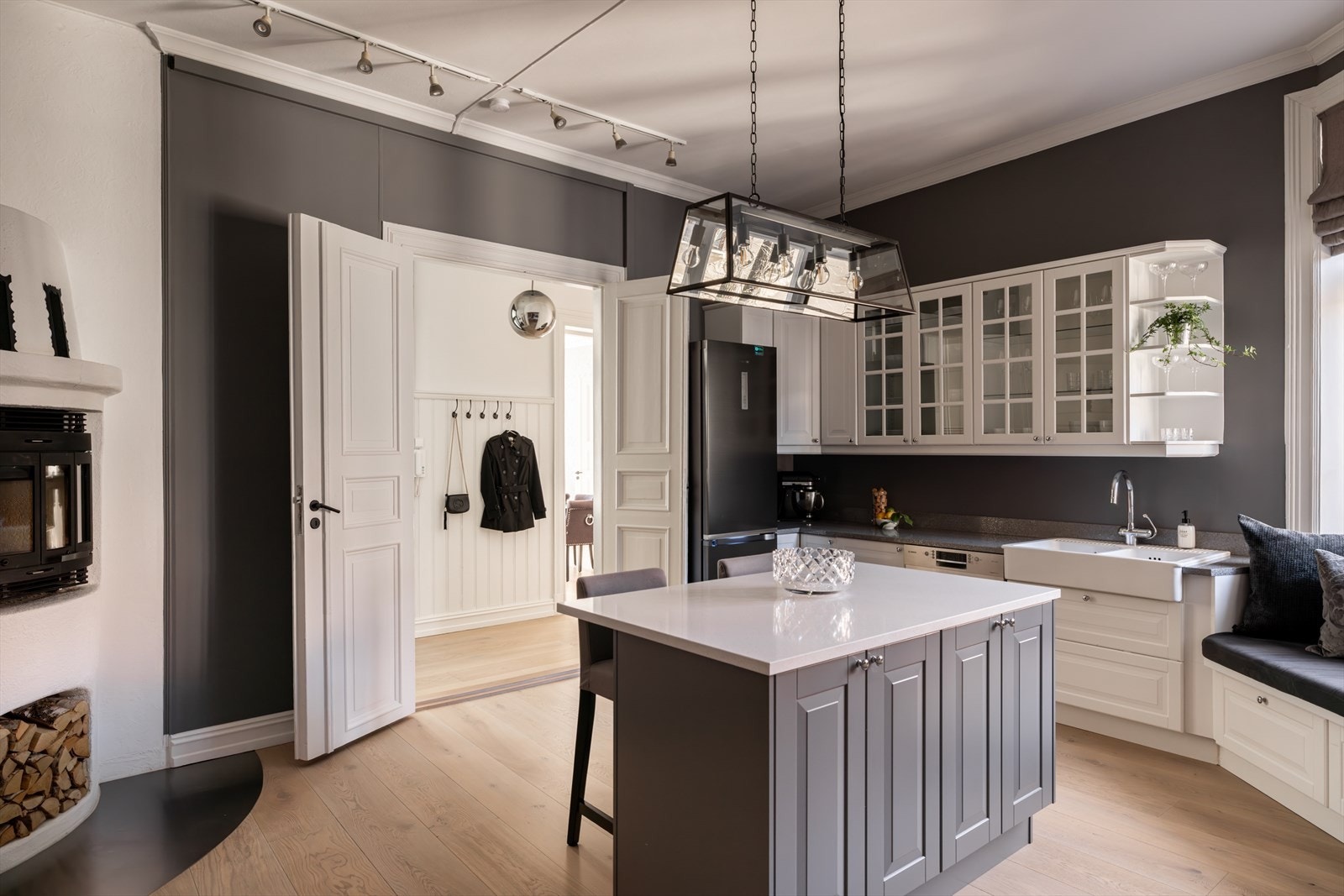 Kjøkkenet ble delvis oppgradert med blant annet malte fronter, kjøkkenøy og benkeplater i perioden 2017/18 Galleribilde