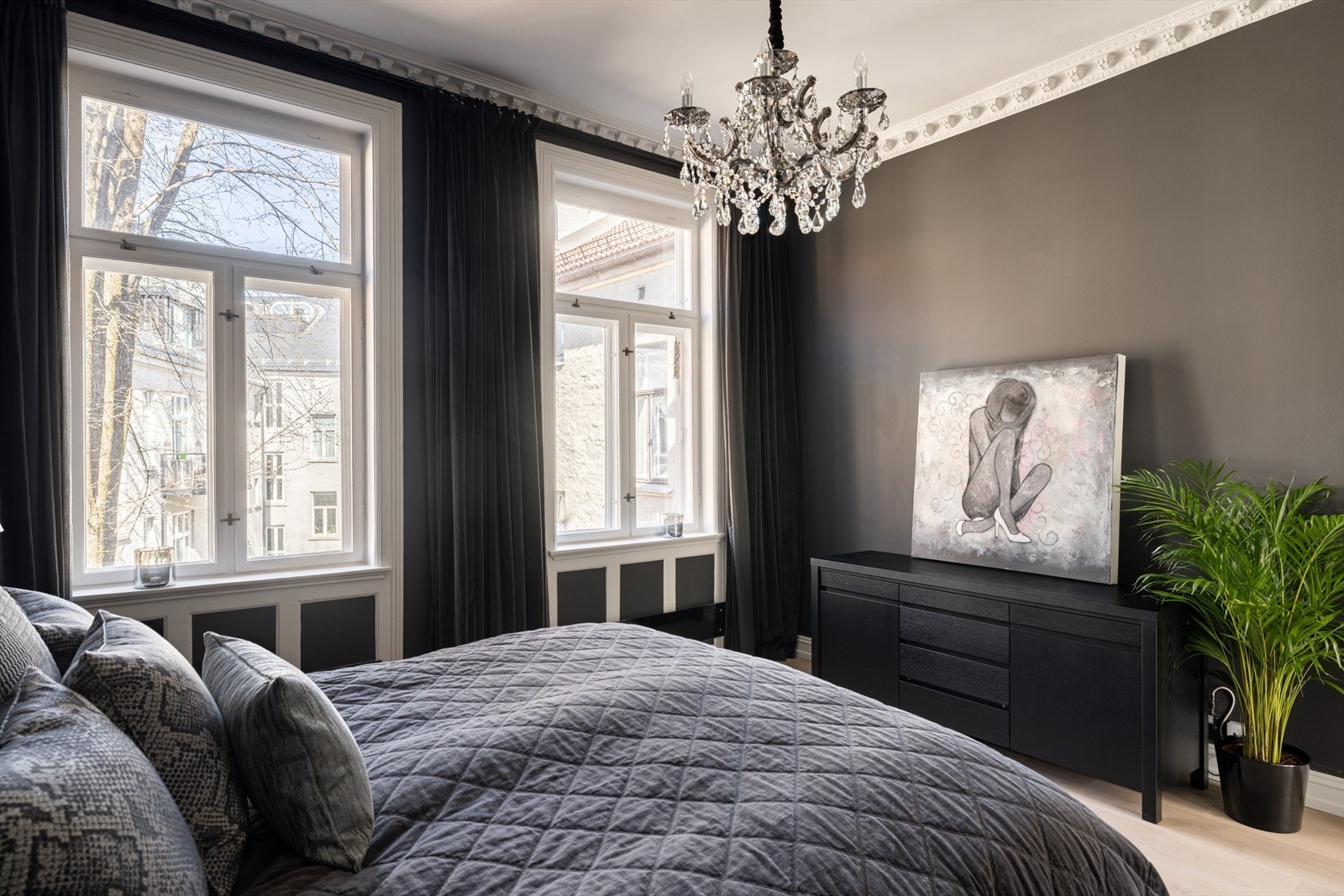 Ettersom vinduene vender nord oppleves soverommet svalt på sommerstid Galleribilde