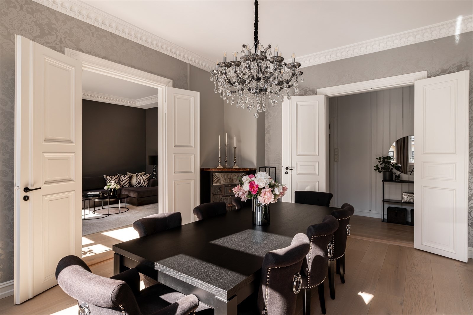 Legg merke til de flotte doble fløyelsdører mot stuen og mellomgangen Galleribilde