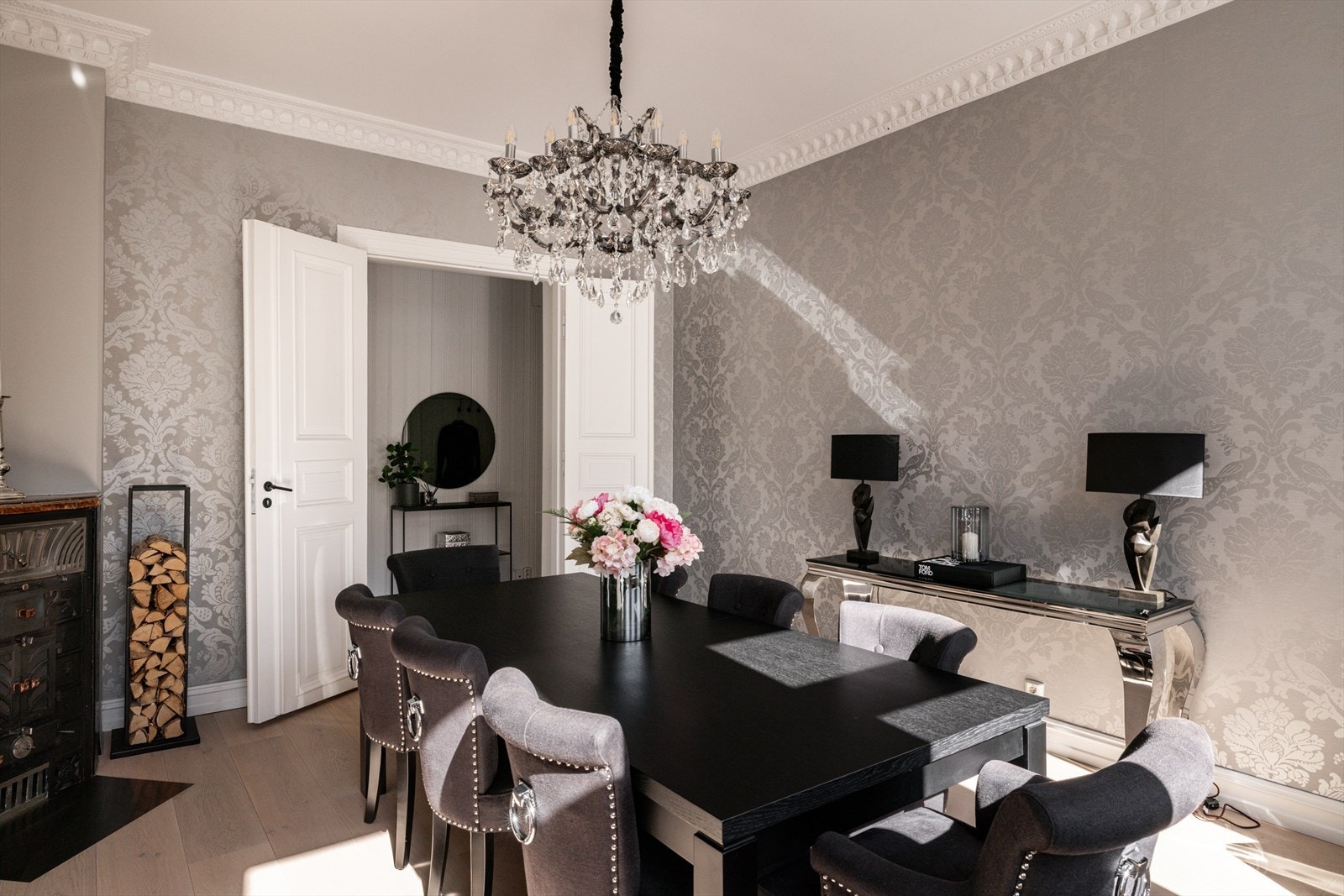 Det er totalt to vedovner / peiser i boligen Galleribilde