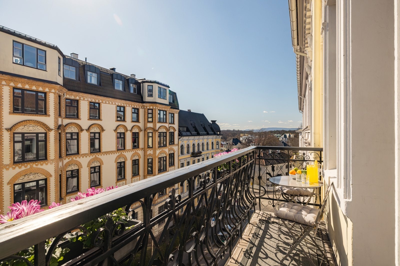 Velkommen til Elisenbergveien 12 presentert av Håkon Hovland og Christoffer E. Jacobsen ved Nordvik Bygdøy Allé Galleribilde