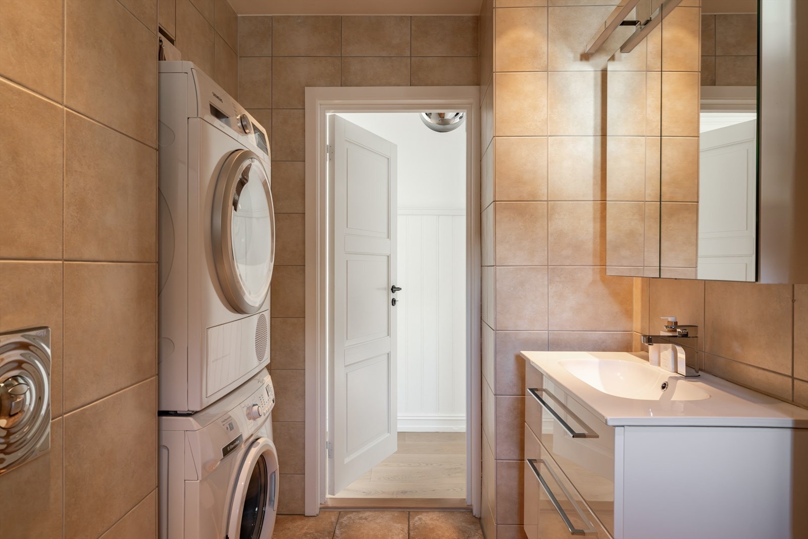 Badet oppleves romslig, og det er god plass til både vask og tørk i egen nisje Galleribilde