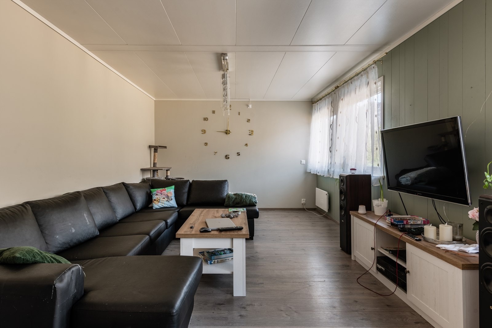 Stuen har dels panel, dels glatte malte vegger og belegg på gulv. Galleribilde