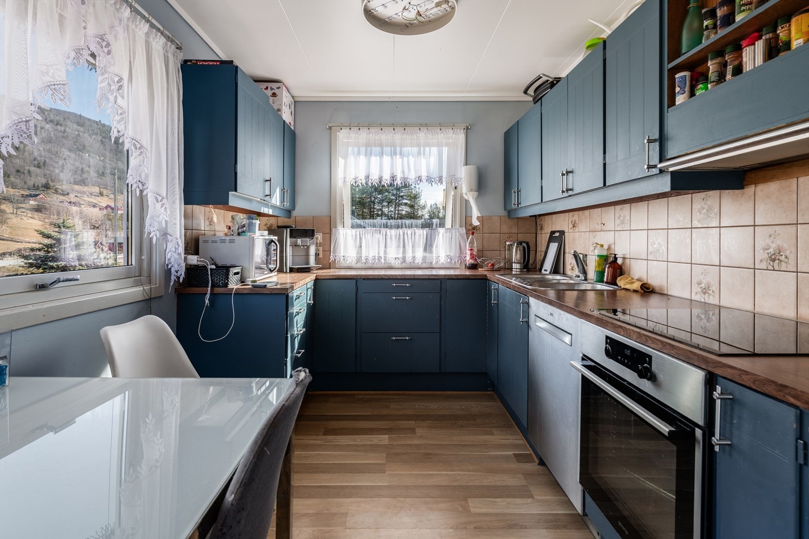 Kjøkkenet har malt innredning og laminat benkeplate. Galleribilde