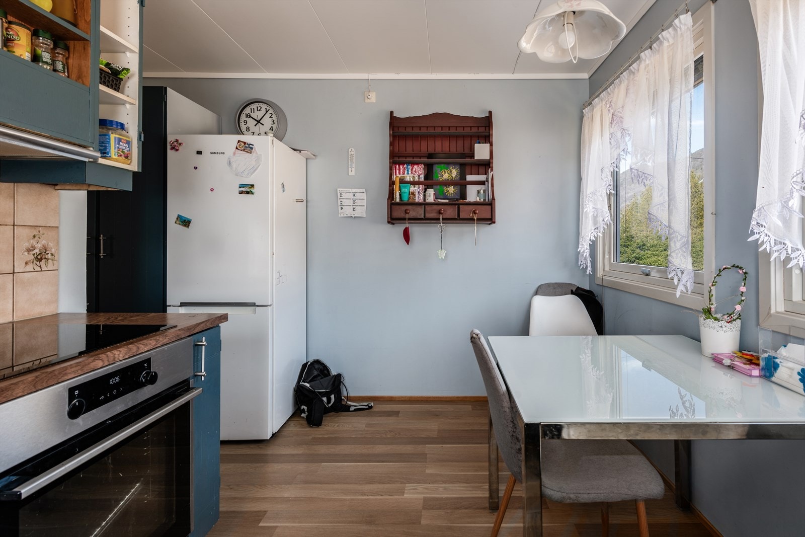 Integrerte hvitevarer som platetopp, stekeovn og oppvaskmaskin, samt frittstående kjøl-/fryseskap. Galleribilde