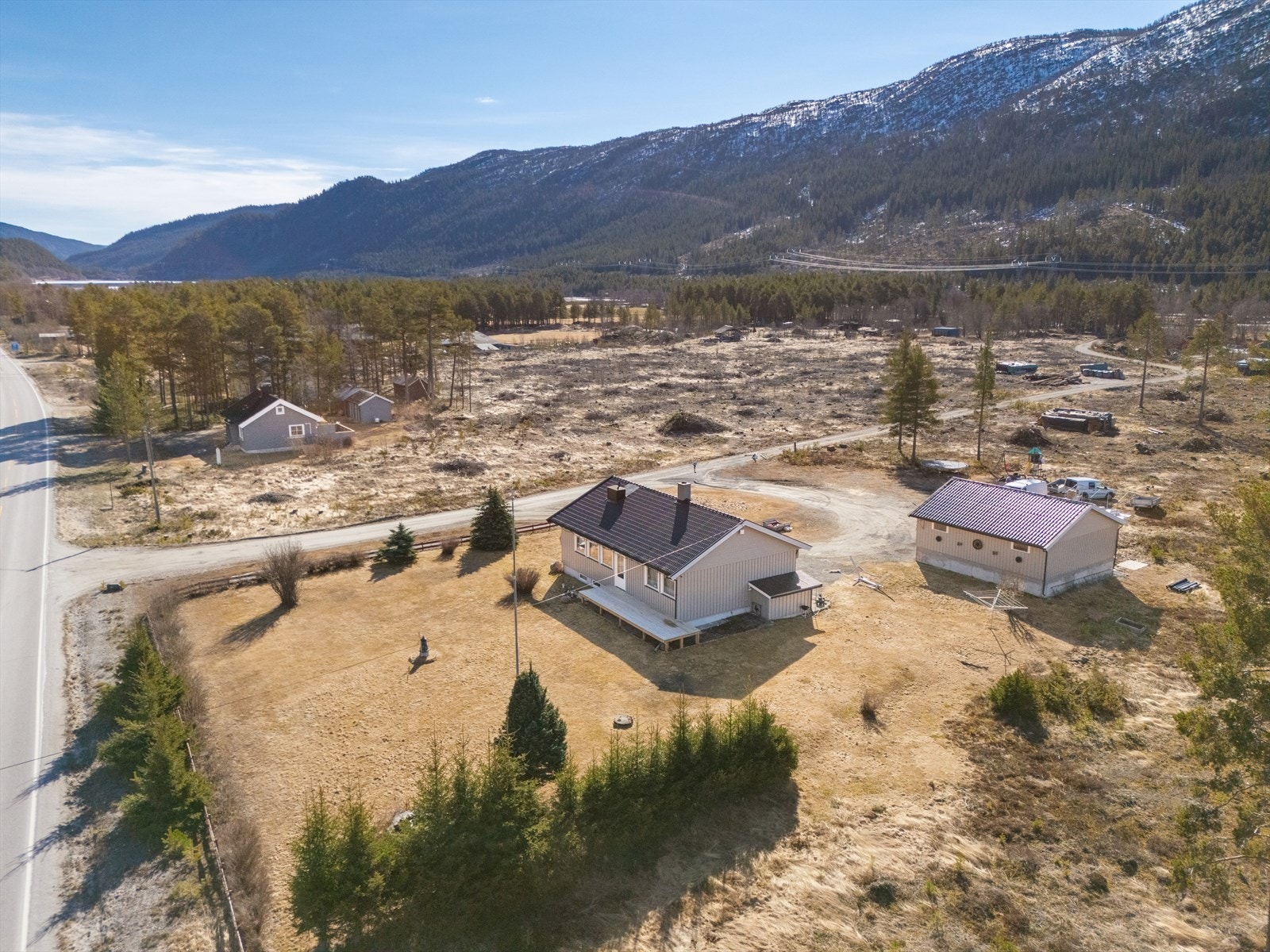 Eiendommen er beliggende i Sør Hovet ca. 3 km øst for dagligvarebutikken, barnehagen og lysløypa i Hovet og ca 6 km fra Hol. Galleribilde
