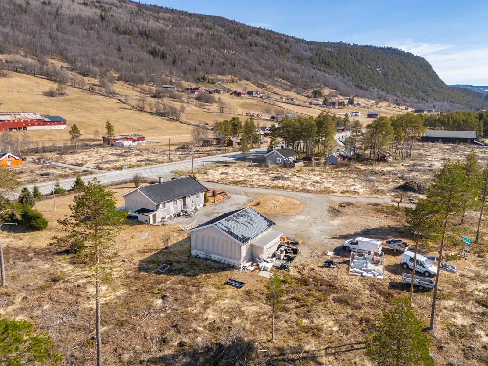 Eiendommen ligger i et område med spredt boligbebyggelse. Galleribilde
