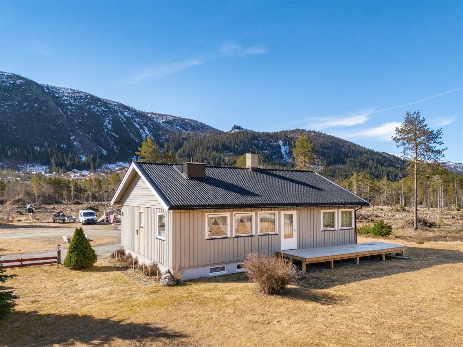 Tomten er over nesten tre mål, og er pent opparbeidet med beplantet hage og gruset gårdsplass. Galleribilde