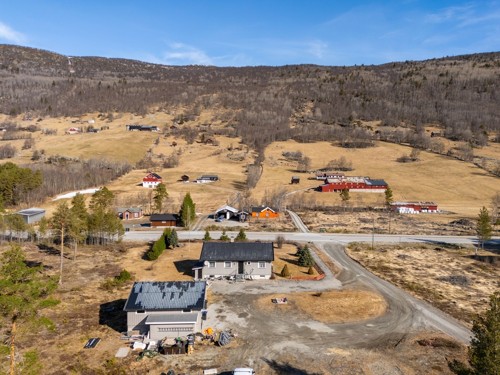 Bolig over én etasje og kjeller, samt frittliggende garasje. Galleribilde