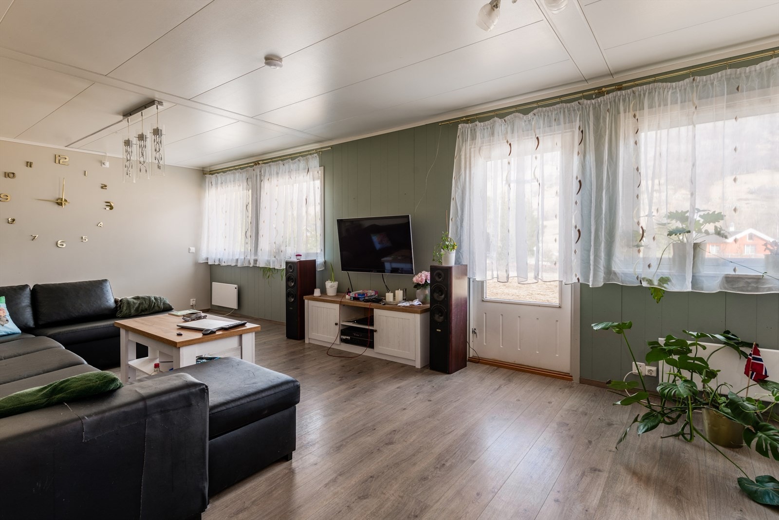 Utgang til terrasse, og videre til terreng. Galleribilde