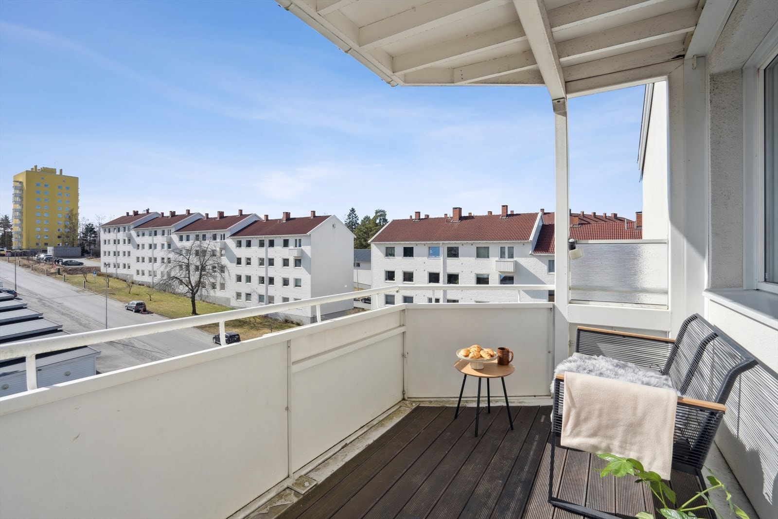 Balkongen har plass til sittegruppe hvor du kan nyte solforholdene. Galleribilde