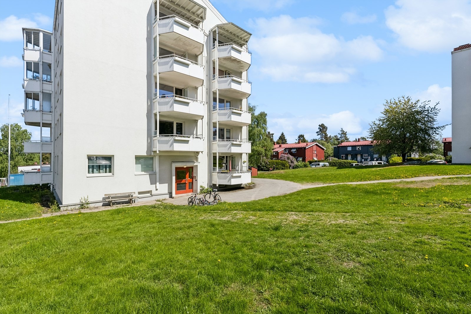 Fasade om sommeren. Galleribilde