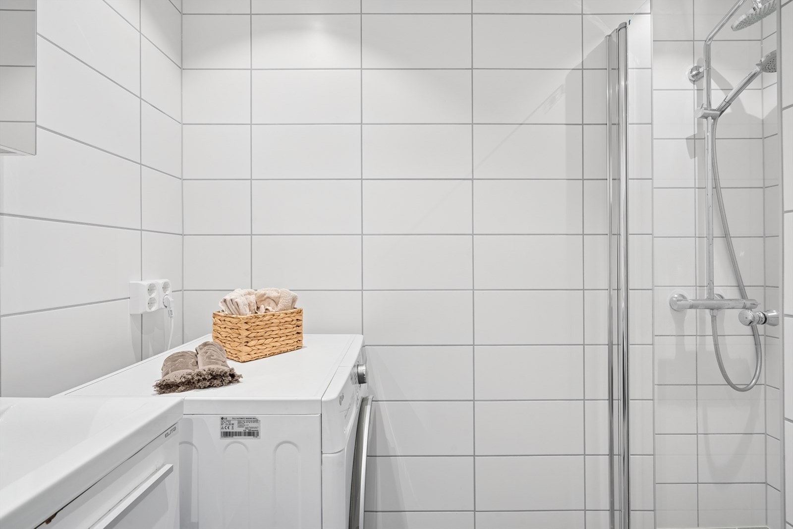 Badet har opplegg og plass for vaskemaskin. Galleribilde