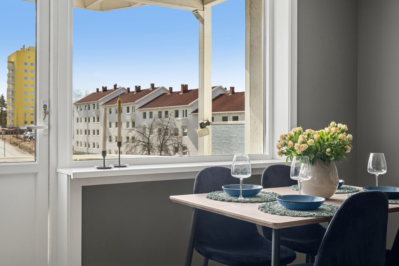 Store vinduer slipper inn rikelig med lys og gir hyggelig utsyn fra middagsbordet. Galleribilde