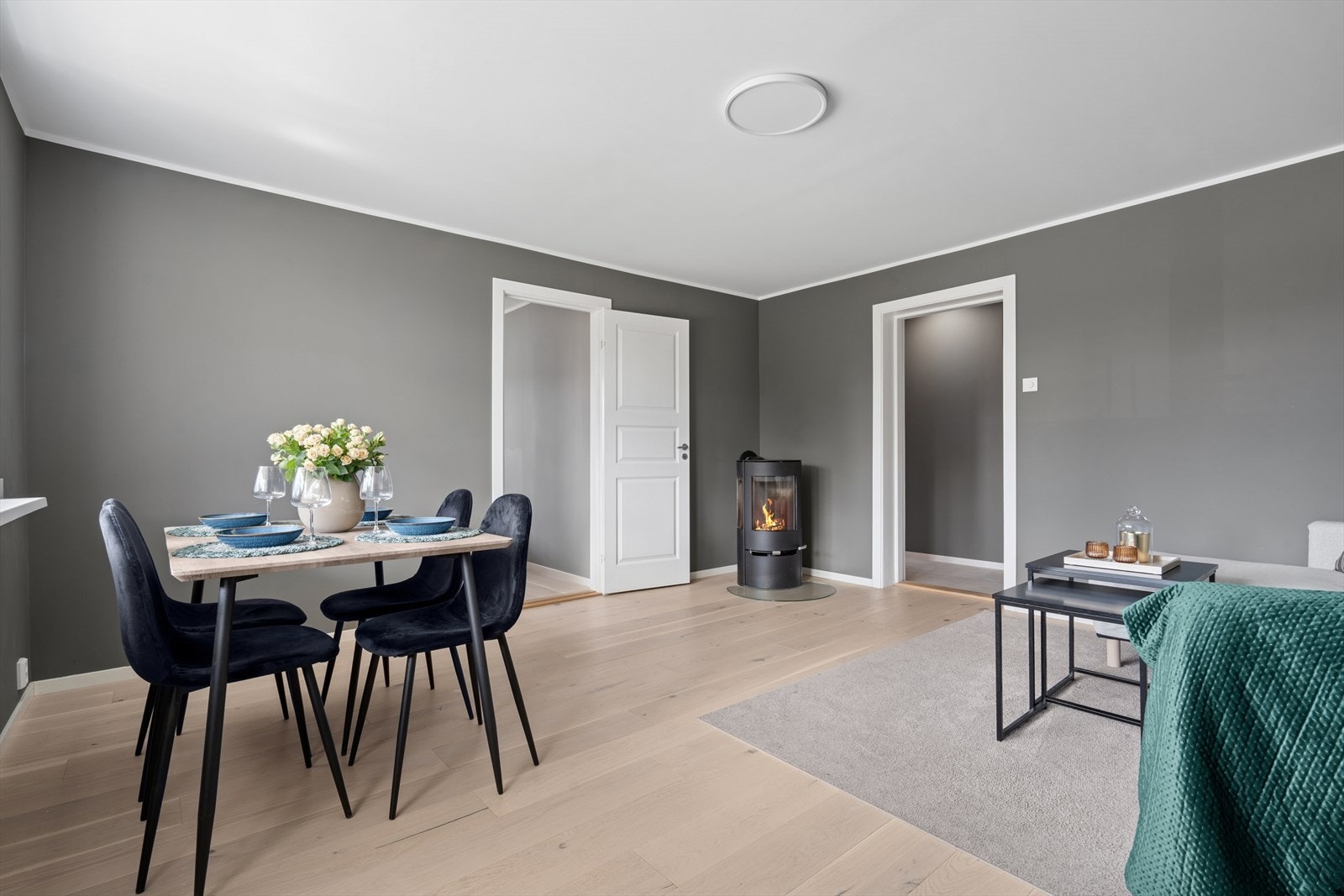 Romslig stue med plass til spisebord og sofa. Galleribilde