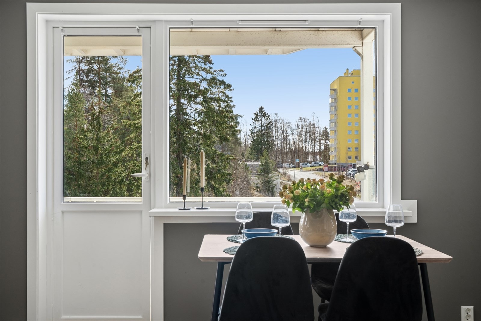 Utgang fra stuen til sydvendt balkong målt til ca. 6 m². Galleribilde