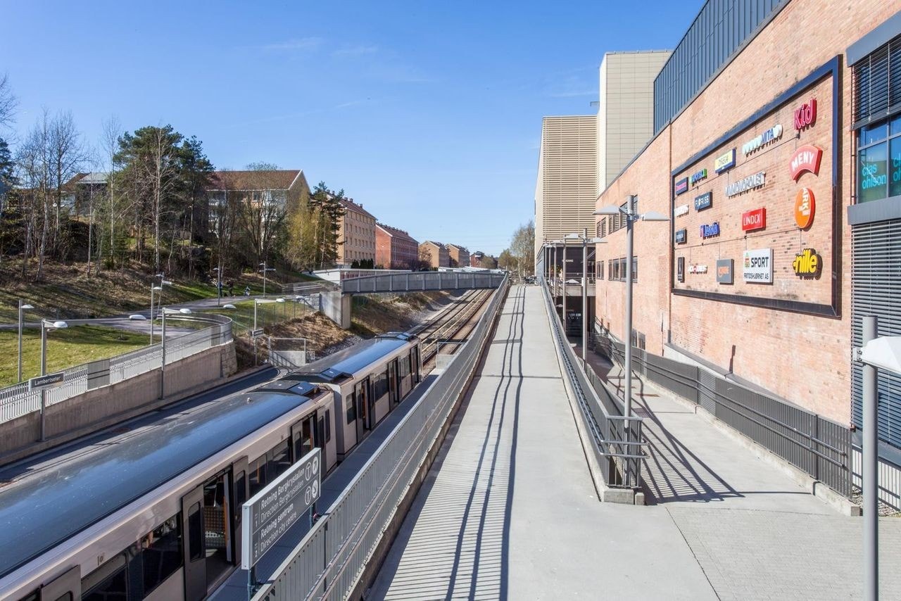 Lambertseter T-bane stasjon har hyppige avganger. Med linje 1 og 4 kommer du deg til Jernbanetorget på ca. 18 minutter. Galleribilde