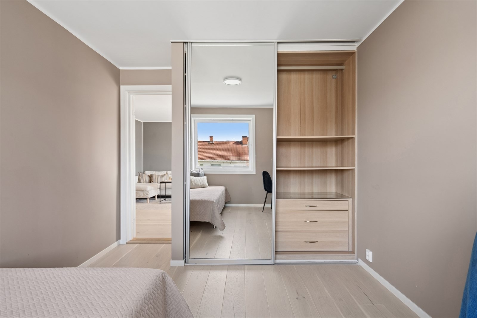Hovedsoverommet har god oppbevaringsplass i romslig skyvedørsgarderobe. Galleribilde