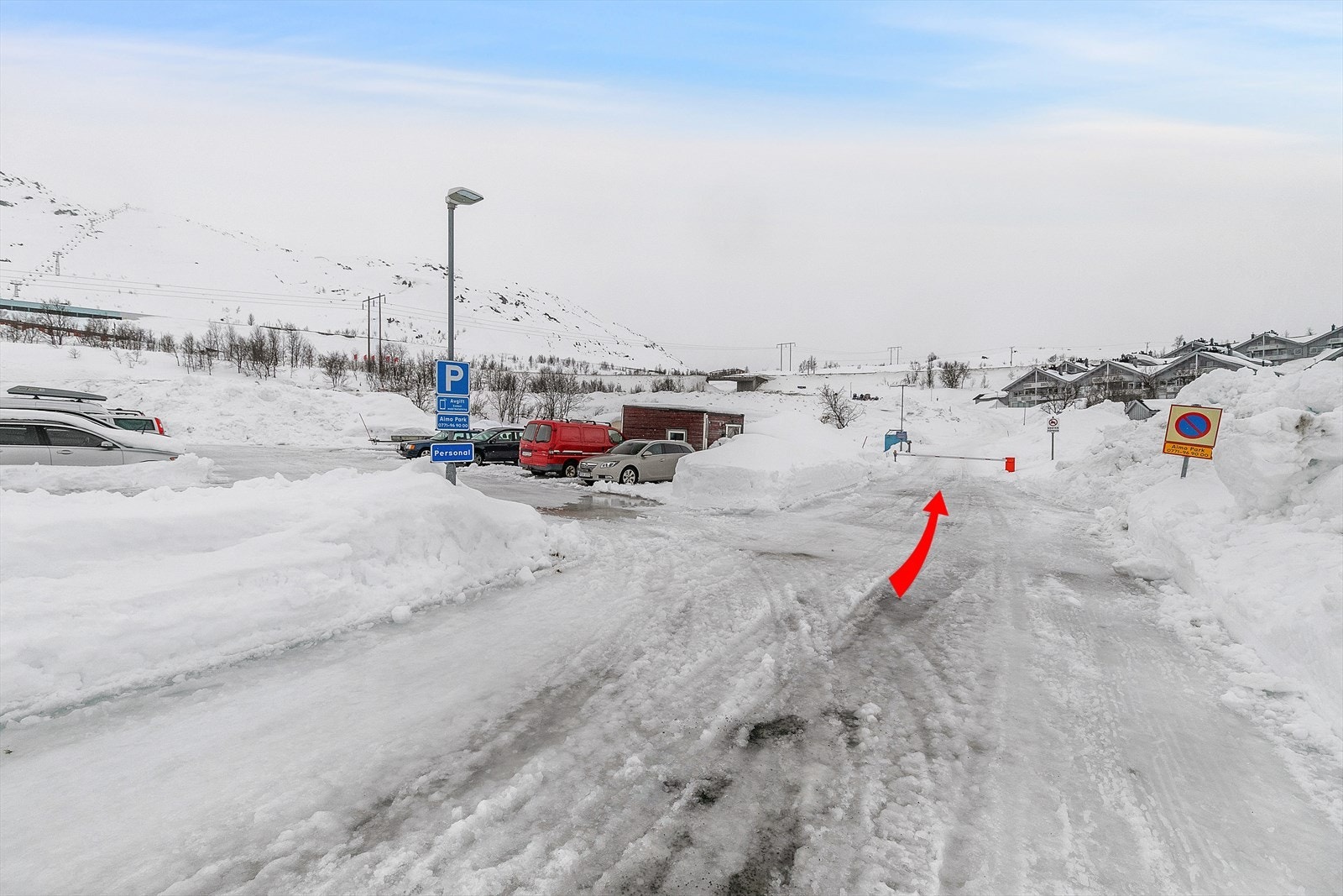 Det er tillatt å kjøre til leiligheten for av- og pålastning. Parkering på parkeringsplassen. Galleribilde