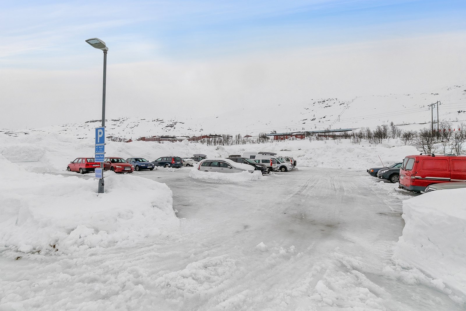Hver leilighet har en egen parkeringsplass med motorvarmer merket med leilighetsnummeret. Galleribilde