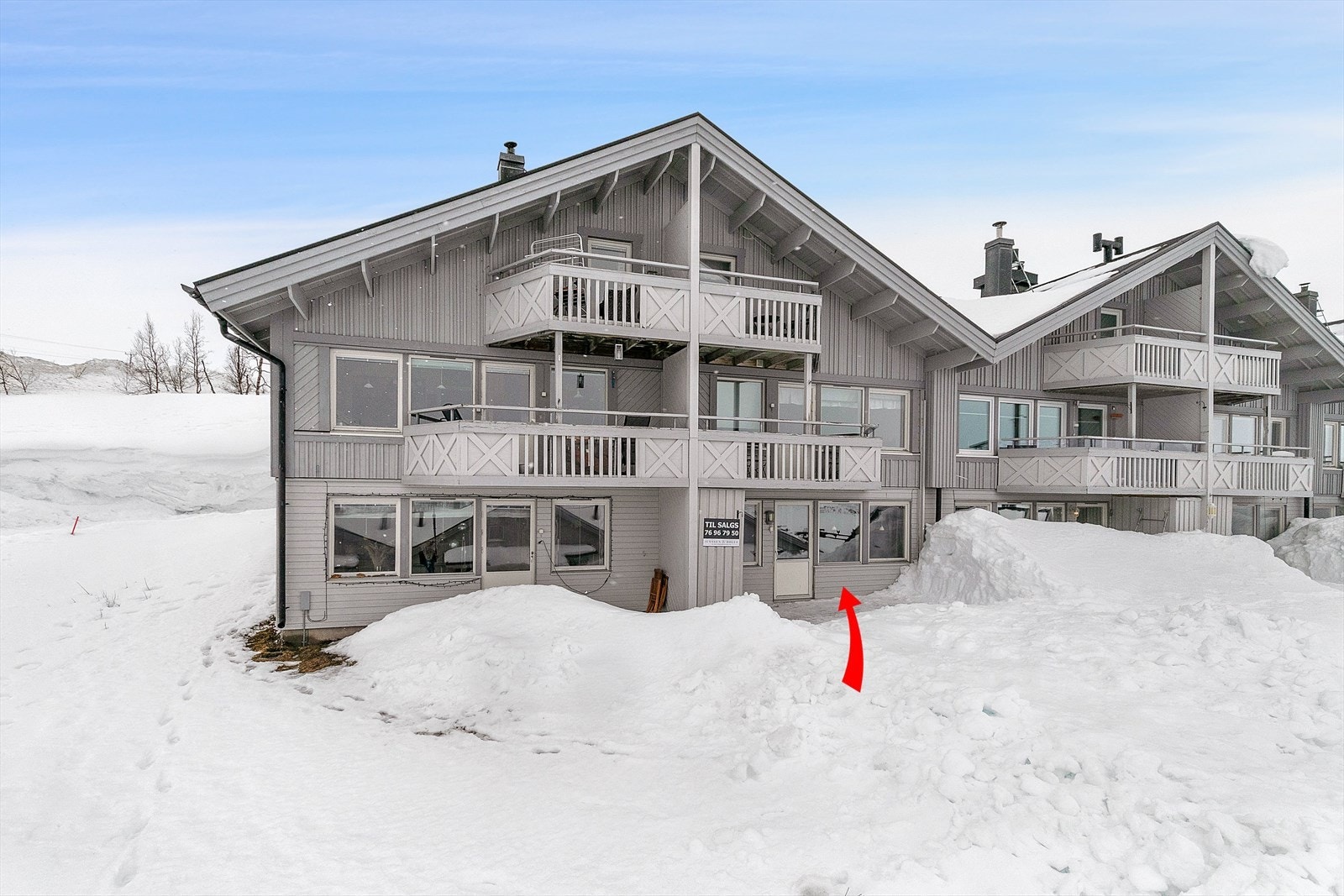 Leilighet beliggende på Riksgrensen i Kiruna Kommune. Området er meget populært og man har kort vei til skibakker, hotell og butikk. Galleribilde