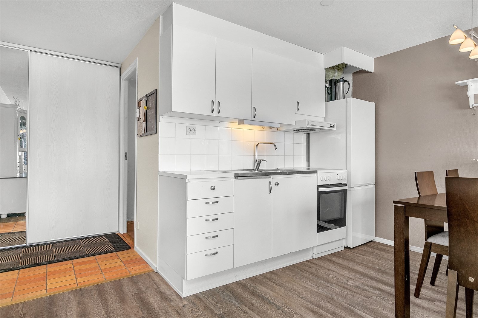 Kjøkkenet har innredning med slette fronter. Galleribilde