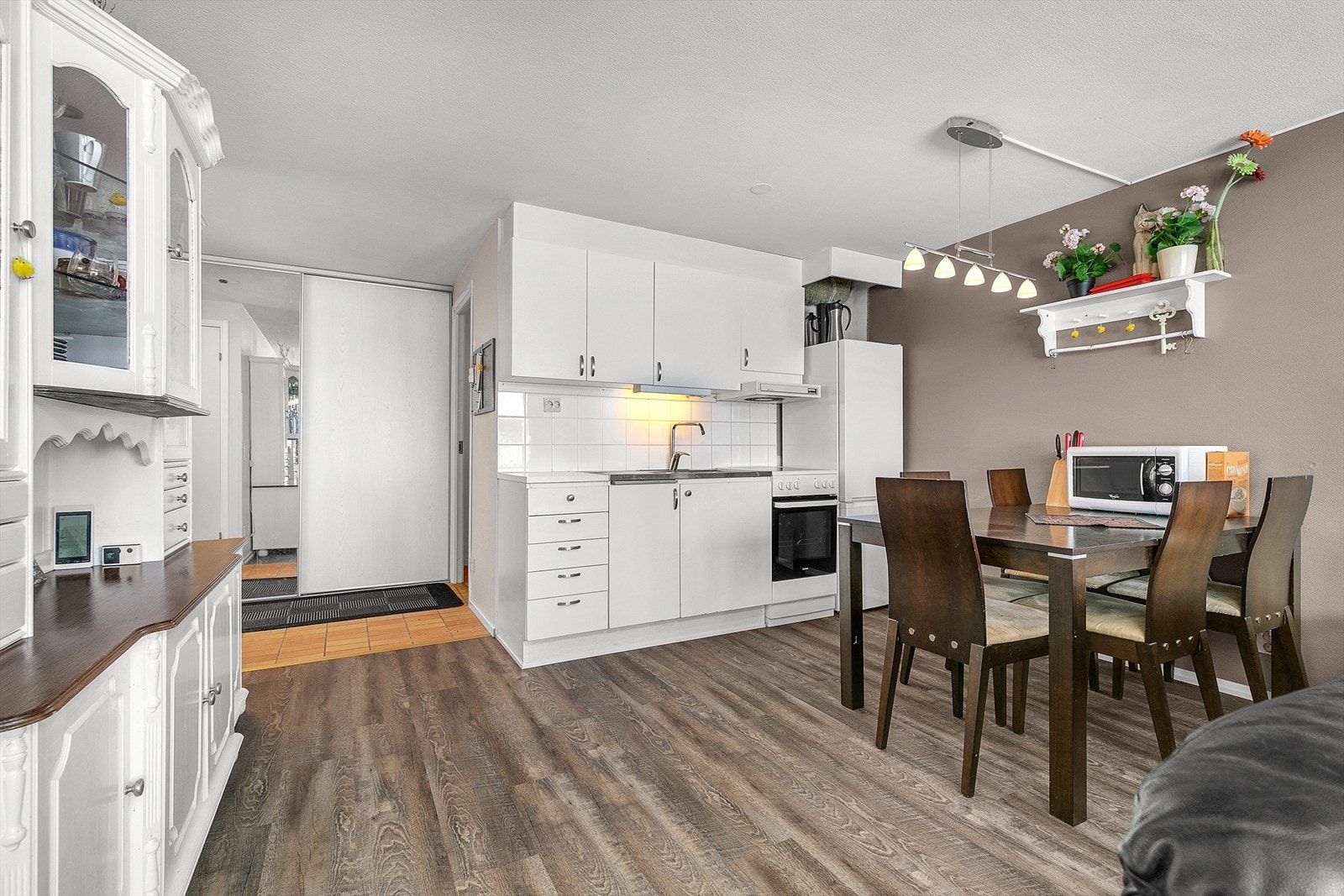 Stue/kjøkken i lyse og lune farger. Galleribilde