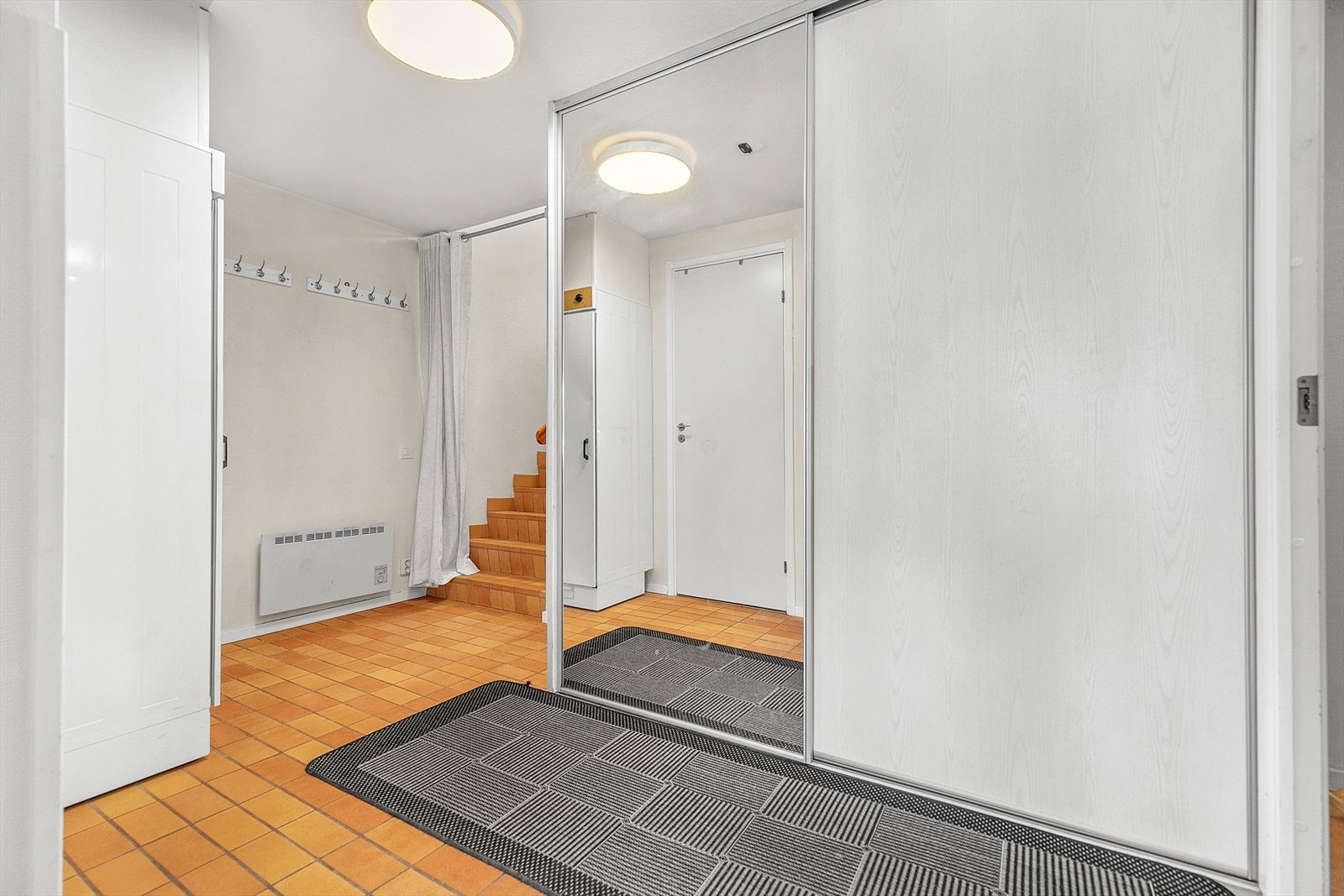 Romslig gang med god plass til oppbevaring av yttertøy. Galleribilde