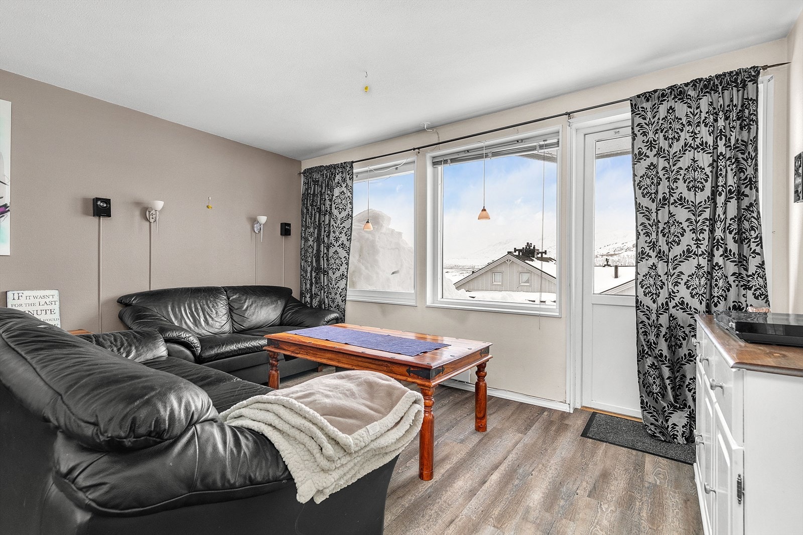 Fra stue er det utgang til terrasse. Galleribilde