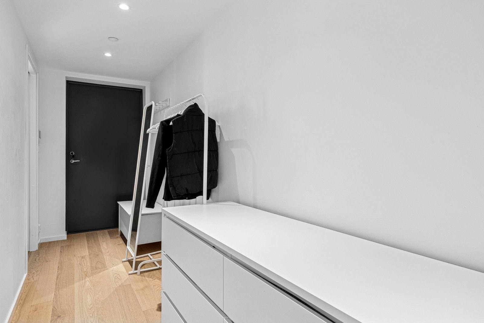 Entréen er lys og har god plass til kommode, skoskap eller annet du ønsker lett tilgjengelig rett innenfor døren. Galleribilde