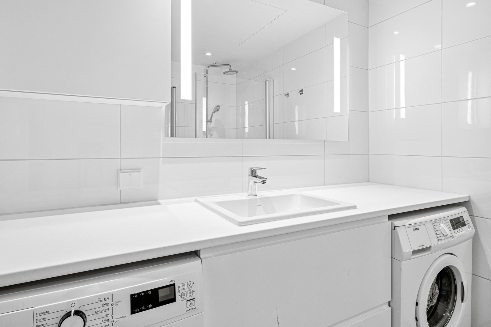 Badet har varme i gulvet. Avtrekk via balansert anlegg. Galleribilde