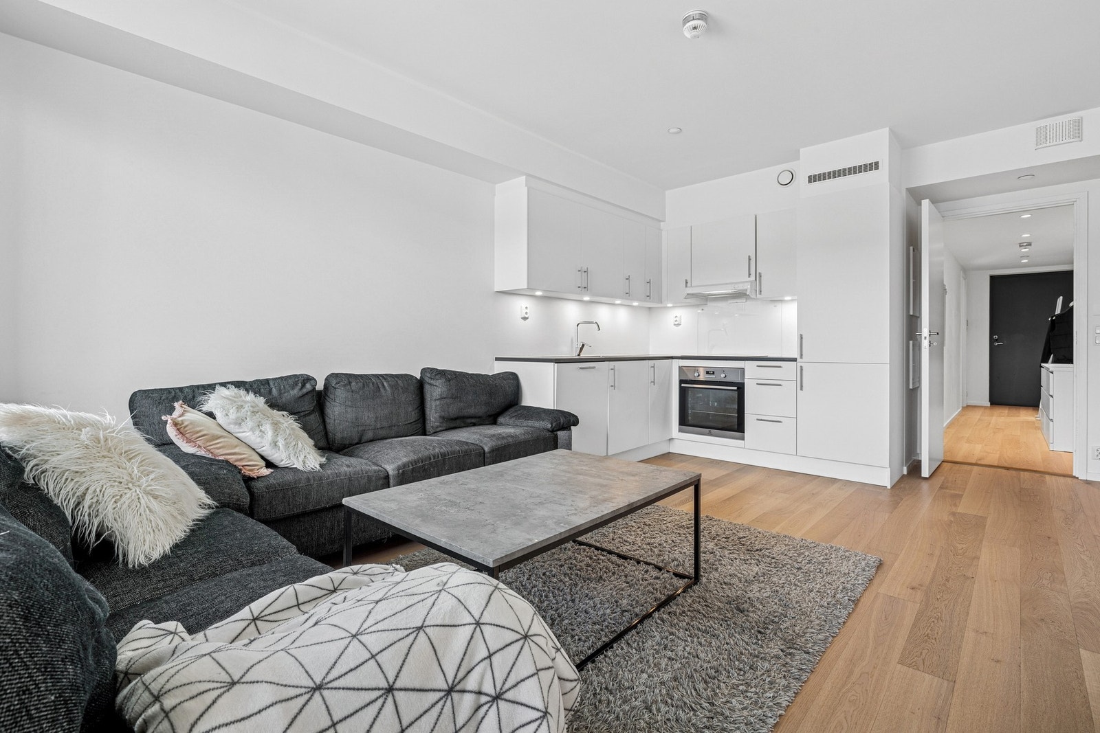 Her er det lett å trives, enten du lager mat eller slår deg ned i sofaen. Galleribilde