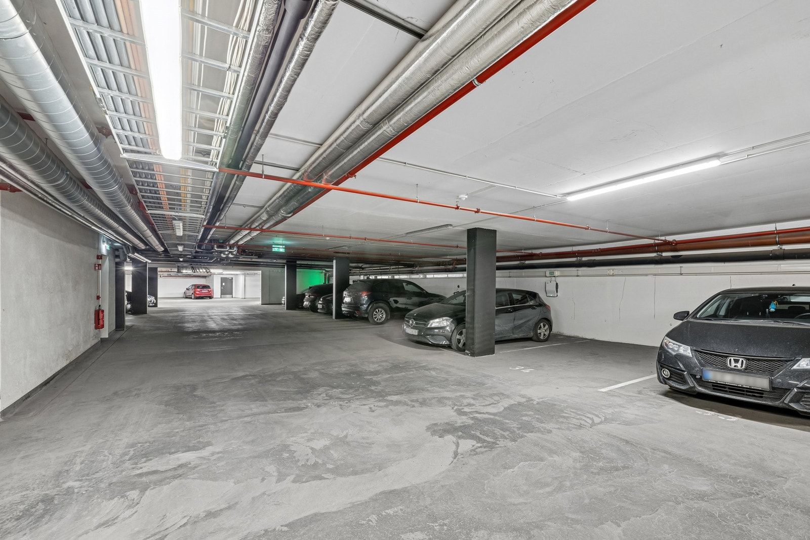 Garasjeplass i fellesanlegg følger leiligheten. Galleribilde