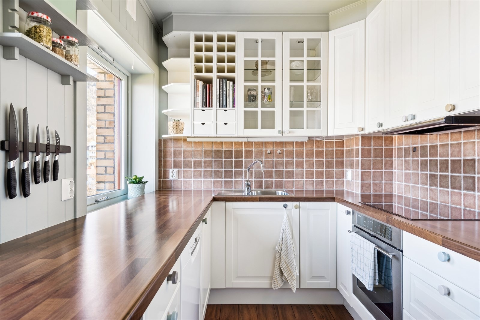 Flott kjøkken på ca. 8,3 kvm med Ikea-innredning fra 2007. Galleribilde