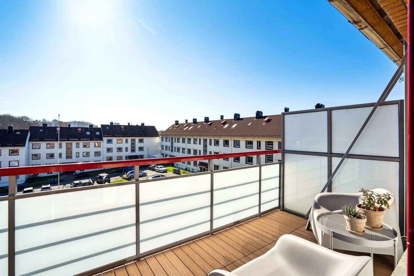 Utgang fra stuen til balkong på ca. 7,2 kvm. Balkong ble oppgradert i 2012. Galleribilde