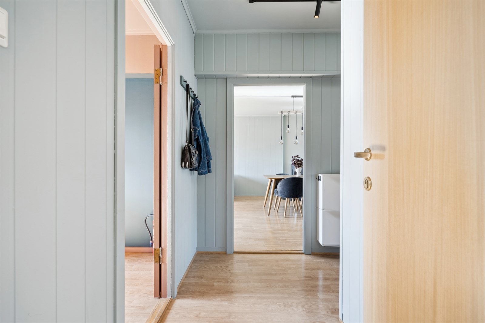 Romslig entré med ca. 6,6 kvm gulvflate. God plass plass til yttertøy og sko. Galleribilde