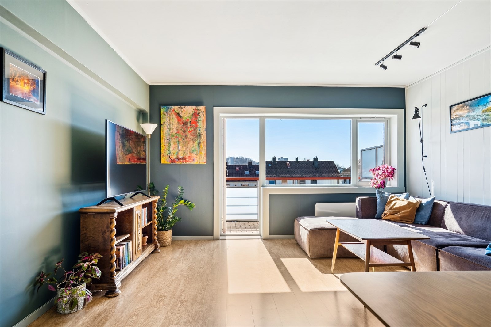 Stor og luftig stue på ca. 23,5 kvm med gode lysforhold. Galleribilde