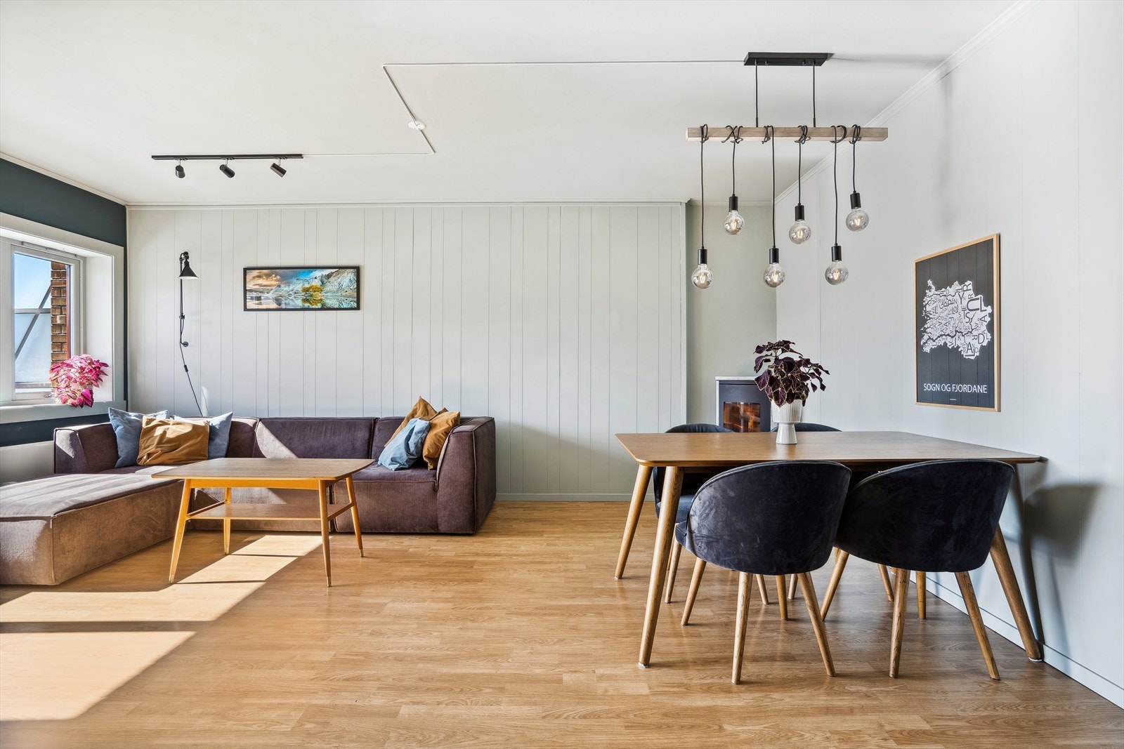 Her er det god plass til både sofa- og spisegruppe. Galleribilde