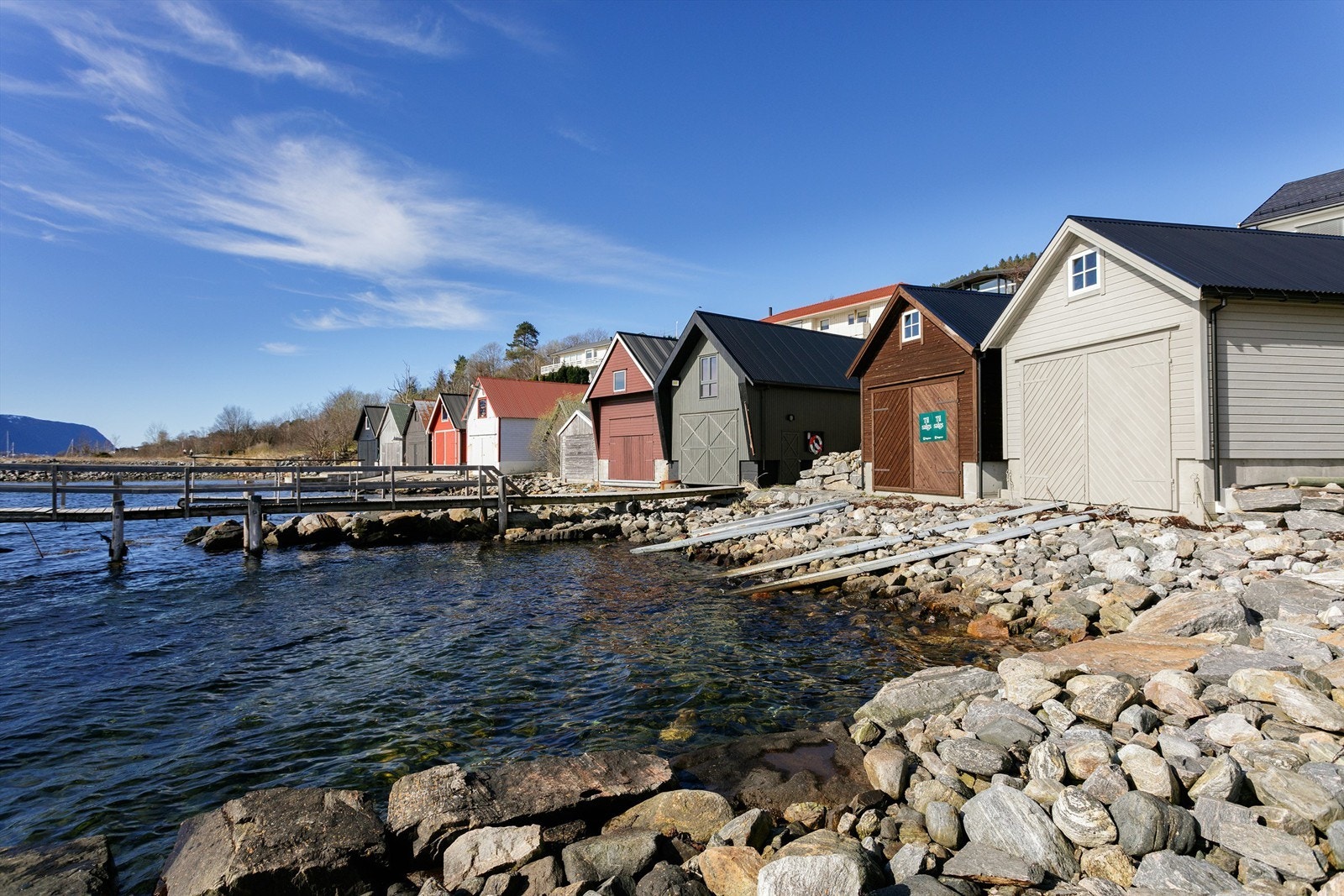 Fasade og naustrekka sett fra sjøsiden - fra øst mot vest Galleribilde