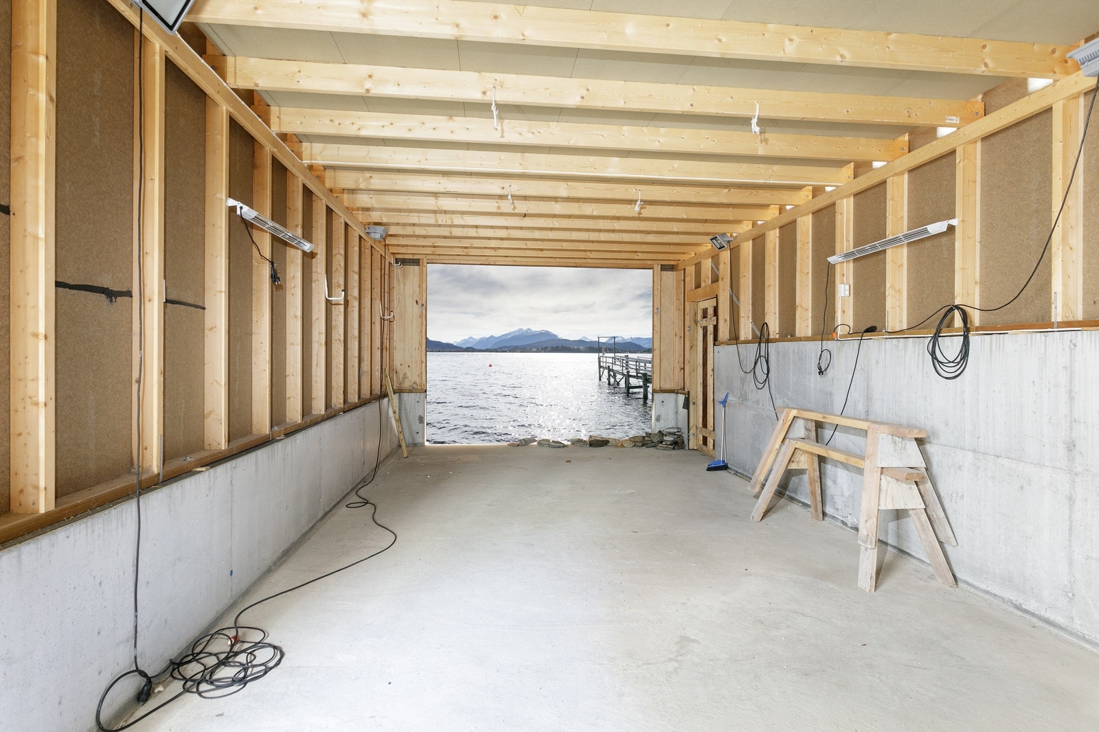 Innvendig i naustet med åpen dører mot Borgundfjorden Galleribilde