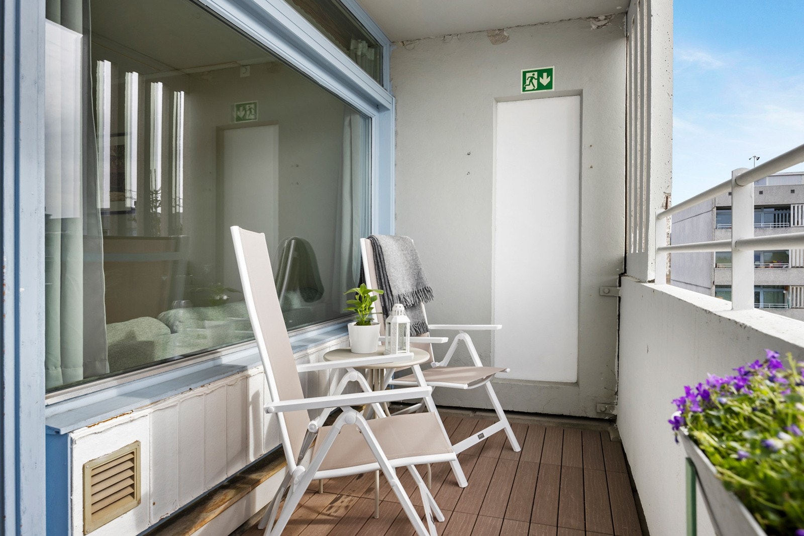 Balkongen er sydvendt og solrik Galleribilde