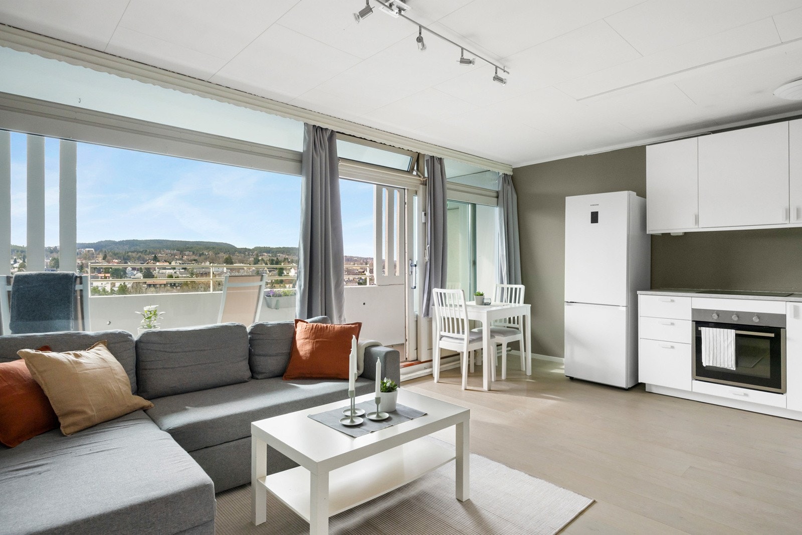 Lys leilighet med store vindusflater som gir mye naturlig lys Galleribilde