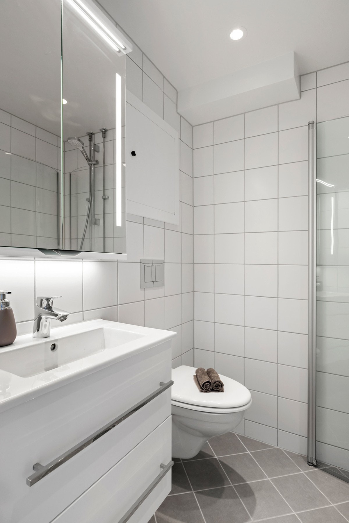 Bad - vegg wc, vendbare dusjvegger og opplegg vaskemaskin Galleribilde