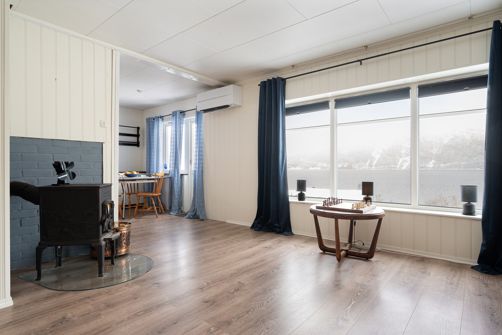 De store stuevinduene gir strålende utsikt og ikke minst godt innslipp av dagslys (vinduene er nylig skiftet) Galleribilde