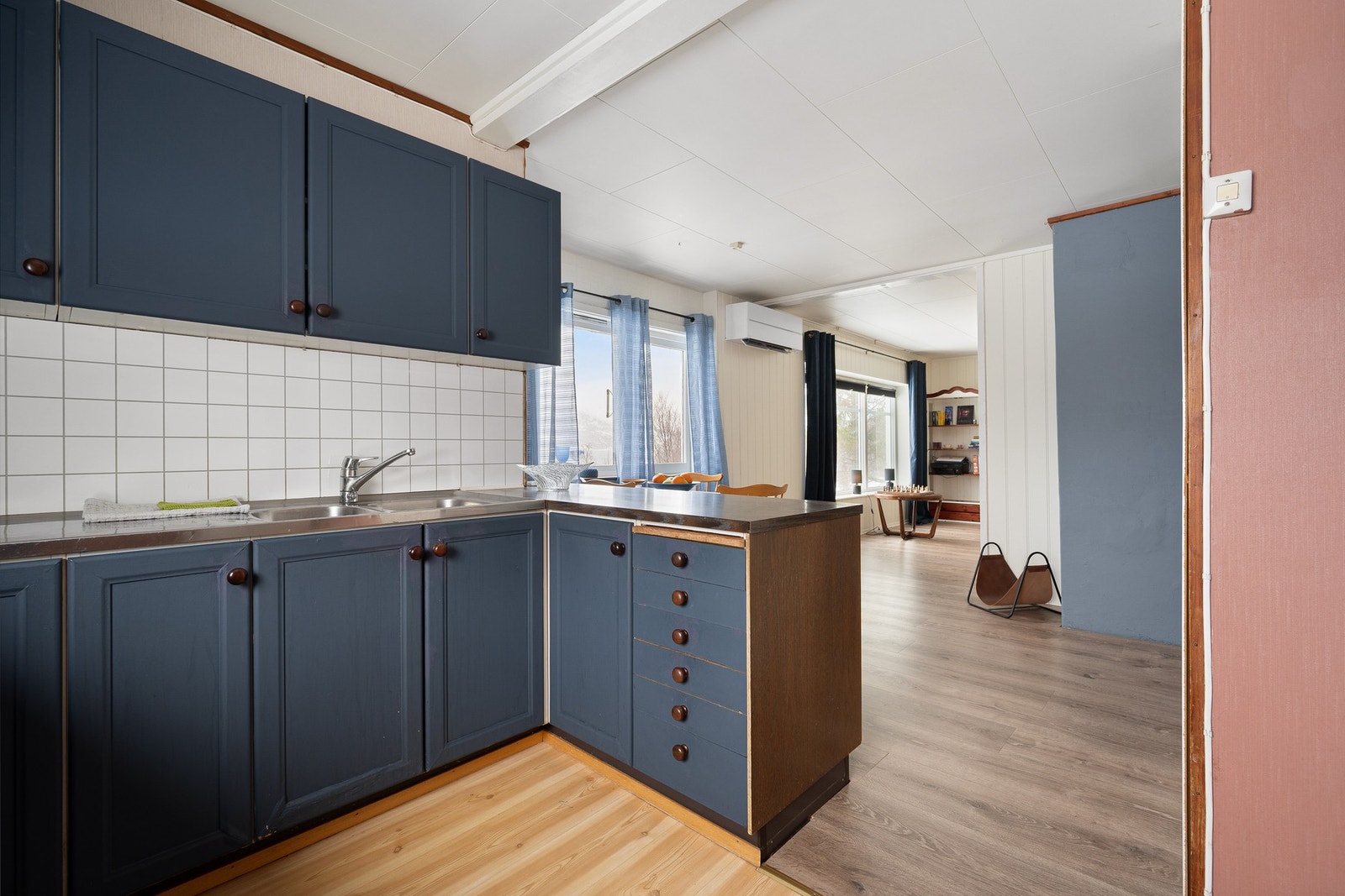 Varmepumpen er praktisk plassert midt mellom kjøkken og stue Galleribilde