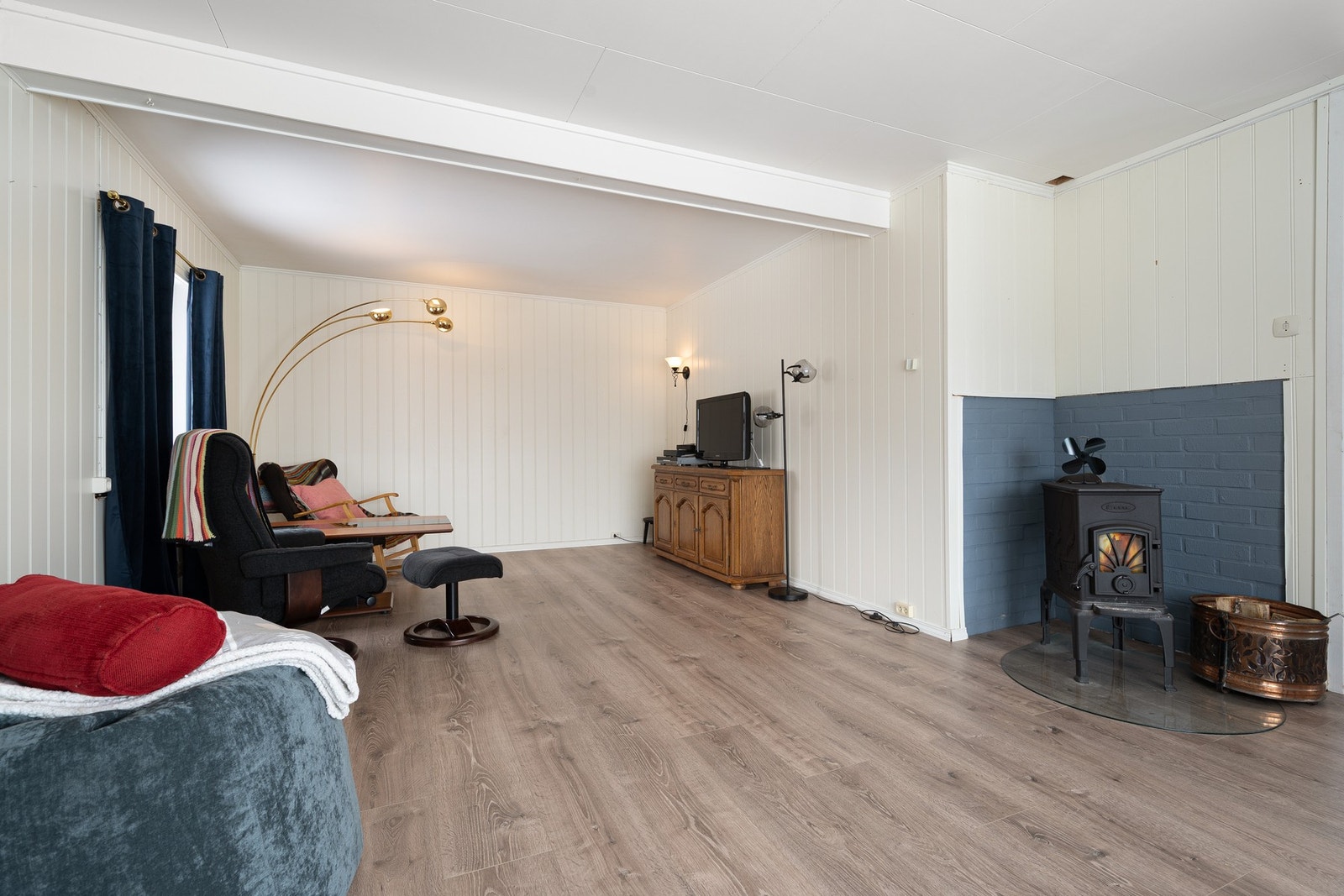 Åpen og luftig stue som gir flere møbleringsmuligheter Galleribilde