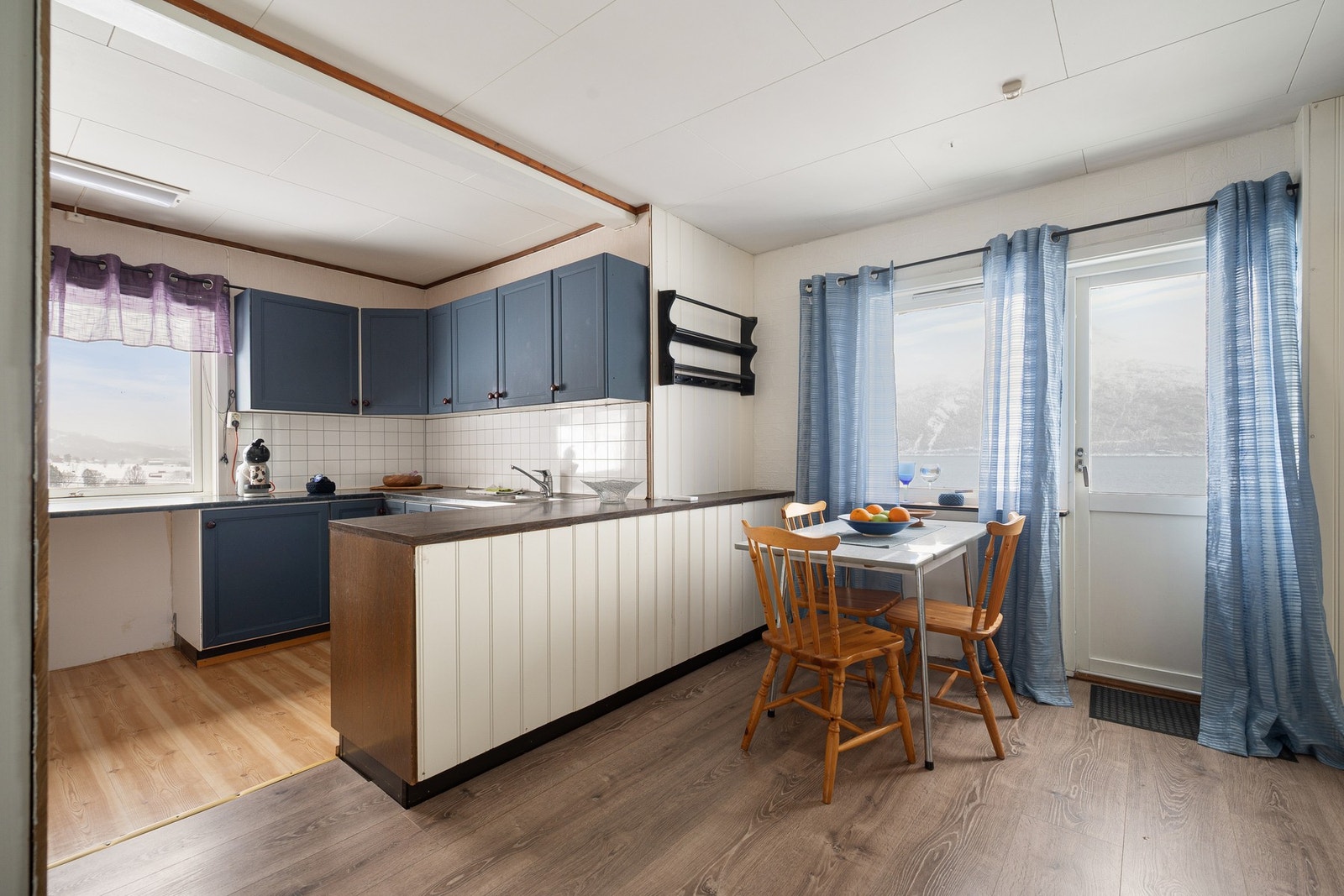 Mot kjøkkenet finner vi en hyggelig spiseplass i fin tilknytning til vinduet Galleribilde