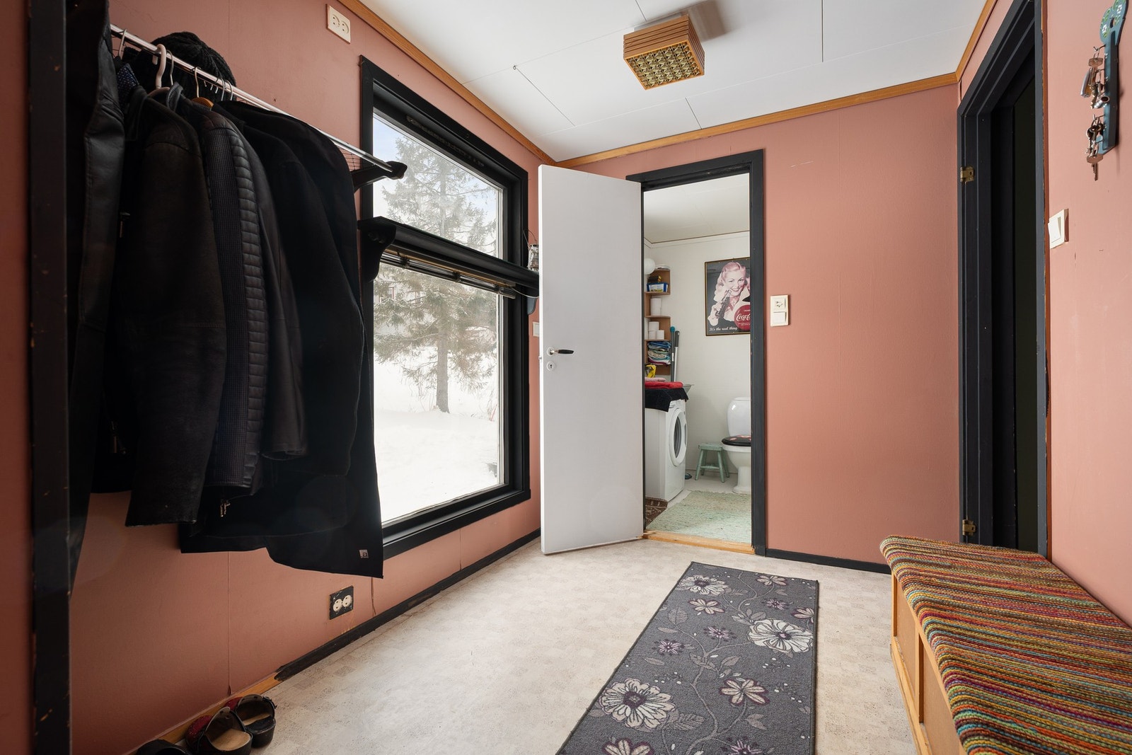 Entréen har god plass til yttertøy og sko Galleribilde