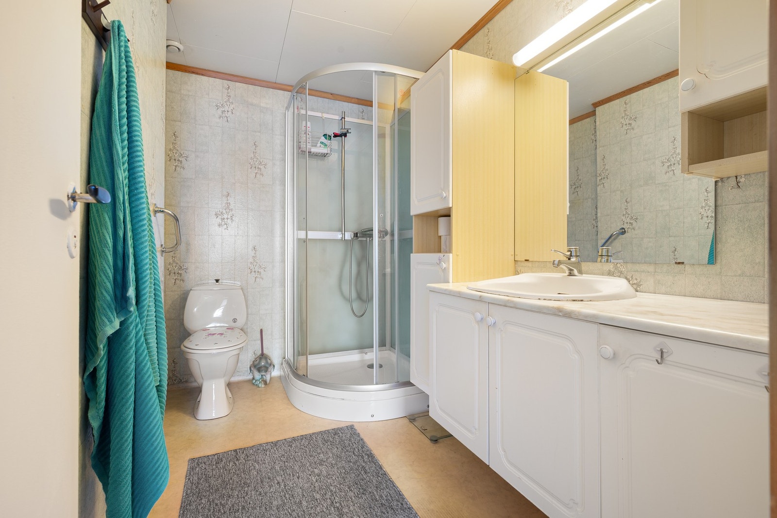 Bad nr 1 inneholder servantinnredning, dusjkabinett og toalett Galleribilde