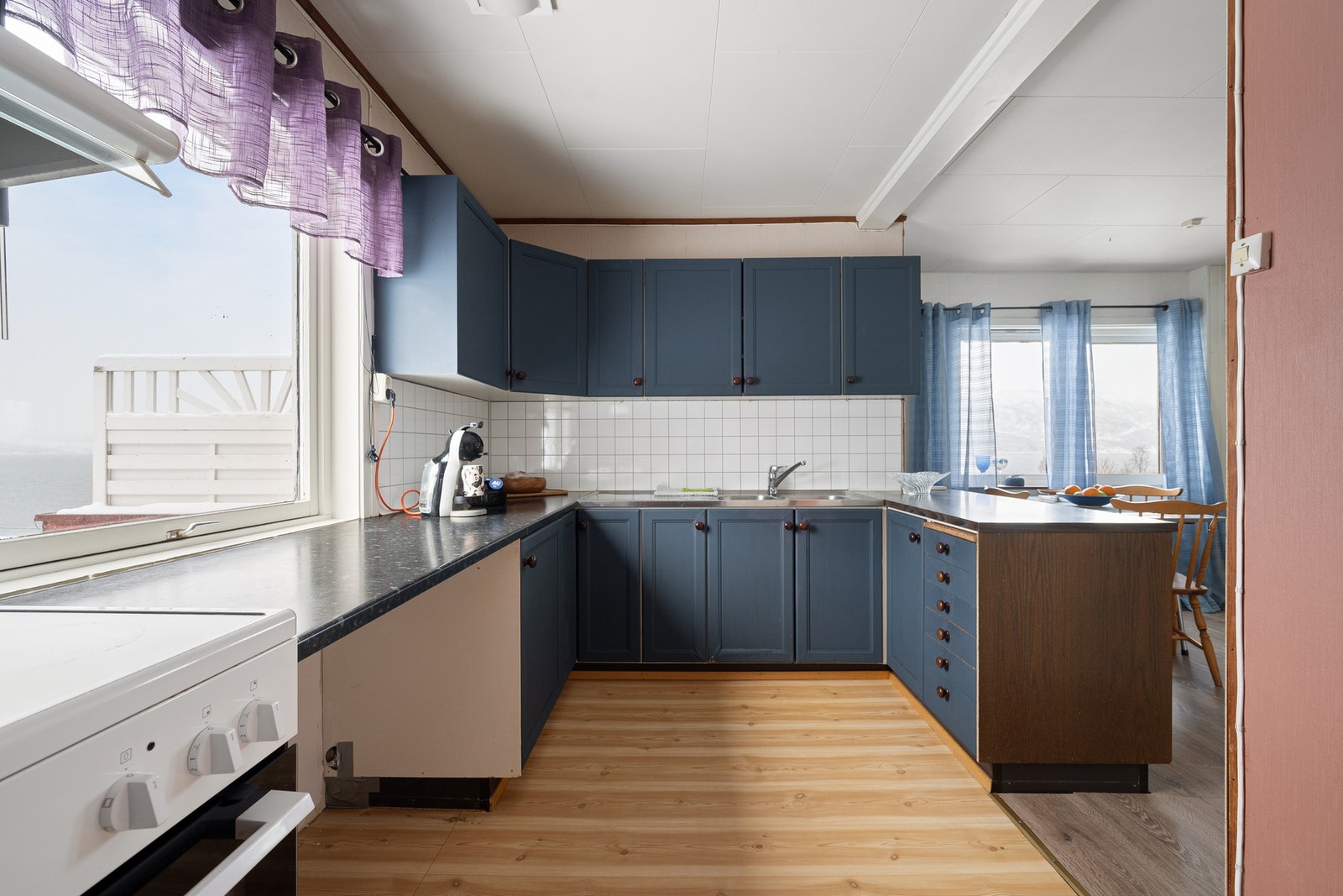 Romslig kjøkkeninnredning med halvøy Galleribilde